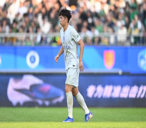 不莱梅后卫魏泽受伤14个月后复出，赛后激动落泪